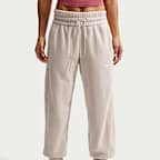Joggers de tejido Fleece Therma-FIT de tiro medio para mujer Nike One