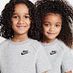Conjunto de cuello redondo de dos piezas Nike para niños talla pequeña