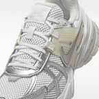 รองเท้าผู้หญิง Nike V2K Run พร้อมส่วนเน้นสะท้อนแสง