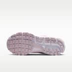 Tenis con detalles reflejantes para mujer Nike Zoom Vomero 5