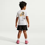 Playera con gráfico Soccer World Tour infantil Nike