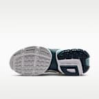 รองเท้าผู้หญิง Nike V2K Run พร้อมส่วนเน้นสะท้อนแสง