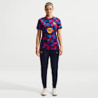 Playera de futbol Nike Dri-FIT para antes del partido para mujer, FC Barcelona