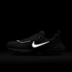 รองเท้าผู้หญิง Nike V2K Run พร้อมส่วนเน้นสะท้อนแสง