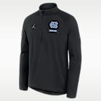 Playera de manga larga universitaria Dri-FIT marca Jordan de medio cierre para hombre North Carolina 2026 Military Appreciation Stride