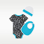 Nike „Just Doodle It” háromrészes, dobozos fürdőruhaszett babáknak