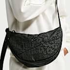 Sac à bandoulière en forme de croissant à imprimé floral Nike Aura (4 L)