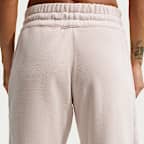 Joggers de tejido Fleece Therma-FIT de tiro medio para mujer Nike One