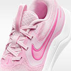 Löparsko för hårt underlag Nike Cosmic Runner för ungdom