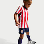 Conjunto de 3 piezas de futbol Nike Replica para niños talla pequeña C.D. Guadalajara local Stadium 2026/27
