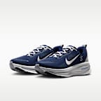 Tenis de correr en pavimento de la NFL para hombre Nike Vomero 18 (Dallas Cowboys)