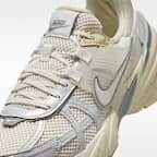 ナイキ V2K ラン ウィメンズシューズ リフレクティブ (再帰反射) アクセント付き