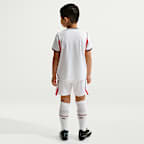 Kit de 3 piezas de fútbol Nike Replica para niños talla pequeña Inglaterra local 2026 Stadium