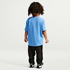 Playera Evergreen para niños talla pequeña Nike Futura