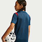 Playera de futbol de manga corta Nike de tejido Knit Dri-FIT para niños talla grande C.D. Guadalajara Academy Pro