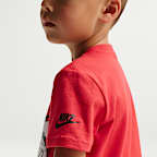 Playera con gráfico “Heat For Your Feet” infantil Nike