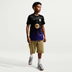 Replika venkovního fotbalového dresu FC Barcelona 2026/27 Stadium Kobe Dri-FIT pro větší děti