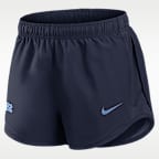 Shorts universitarios Nike Dri-FIT para mujer North Carolina Tempo