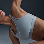 Bra deportivo con almohadilla de media sujeción para mujer Nike Swoosh