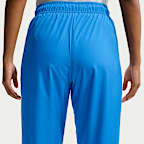 Joggers de tiro medio holgados con protección contra los rayos UV para mujer Nike Sportswear Classic Wovens