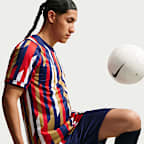 Playera de futbol de manga corta Nike Dri-FIT para antes del partido para hombre C.D. Guadalajara