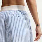 Γυναικείο ριγέ σορτς μεσαίου καβάλου σε ριχτή γραμμή Nike Sportswear Chill Poplin