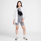Shorts de ciclismo de tiro alto de 20 cm con bolsillos para mujer Nike One