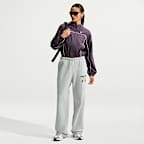 Nike Studio Fleece Medium Weight Hose mit mittelhohem Bund und offenem Saum (Damen)