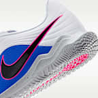 Nike Jr. Phantom 6 Low Club Fußballschuh für Hallen- und Hartplätze (ältere Kinder)