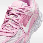 Tenis con detalles reflejantes para mujer Nike Zoom Vomero 5