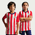 Playera de futbol de manga corta Nike Dri-FIT del C.D. Guadalajara local 2026/27 para niños talla grande