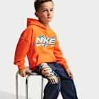 Conjunto de 2 piezas con sudadera con gorro sin cierre de tejido Fleece Snow Motion para niños talla pequeña Nike Sportswear