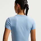 เสื้อยืดผู้หญิงเอวลอยทรงเข้ารูป Nike Sportswear Chill Knit