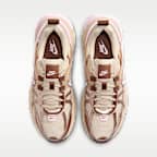 ナイキ V2K ラン ウィメンズシューズ リフレクティブ (再帰反射) アクセント付き