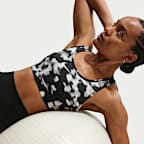 Bra deportivo con estampado con almohadilla de media sujeción para mujer Nike Swoosh