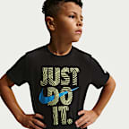 Playera con gráfico para niños talla pequeña Nike In The Zone