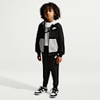 Nike Lifestyle 3-teiliges Set aus Hoodie und T-Shirt für jüngere Kinder