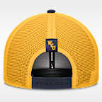 Gorra de rejilla universitaria Nike Dri-FIT ajustable para hombre West Virginia Legacy Arch Rise