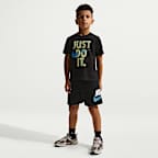 Playera con gráfico para niños talla pequeña Nike In The Zone