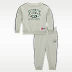 Enterito para bebé Nike Sportswear (12 a 24 meses) P.E. Conjunto de sudadera de cuello redondo y pantalones de French Terry para bebé