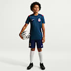 Playera de futbol de manga corta Nike de tejido Knit Dri-FIT para niños talla grande C.D. Guadalajara Academy Pro
