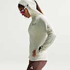 Playera de trail running Dri-FIT con gorro con protección contra los rayos UV para mujer Nike ACG "Solar Chase"