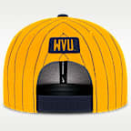 Gorra universitaria Nike Dri-FIT ajustable para hombre West Virginia Primetime Pin Stripe 2-Tone