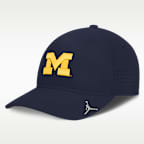 Gorra universitaria marca Jordan Dri-FIT para hombre Michigan Sideline Practice