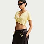 Haut court à manches courtes torsadé avec col en V NikeSKIMS Performance Cotton Blend pour femme