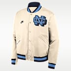 Chamarra bomber universitaria Nike de cierre a presión de largo completo para hombre North Carolina Legacy
