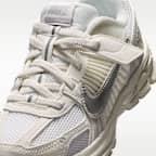 รองเท้าเด็กเล็กพร้อมส่วนเน้นสะท้อนแสง Nike Vomero 5