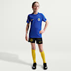 Playera de fútbol de manga corta Nike Dri-FIT para niños talla grande Chelsea FC Strike