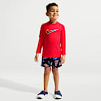 Conjunto de playera de manga larga y short para niño talla pequeña Nike Swim