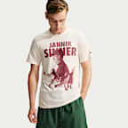 Playera de tenis con gráfico NikeCourt Dri-FIT para hombre Jannik Sinner